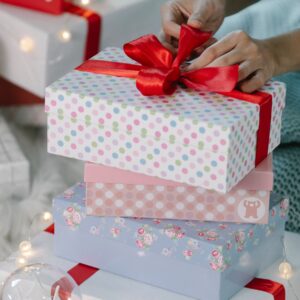 Geschenkboxen und Bänder
