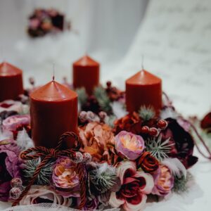 Adventskränze und Kerzen